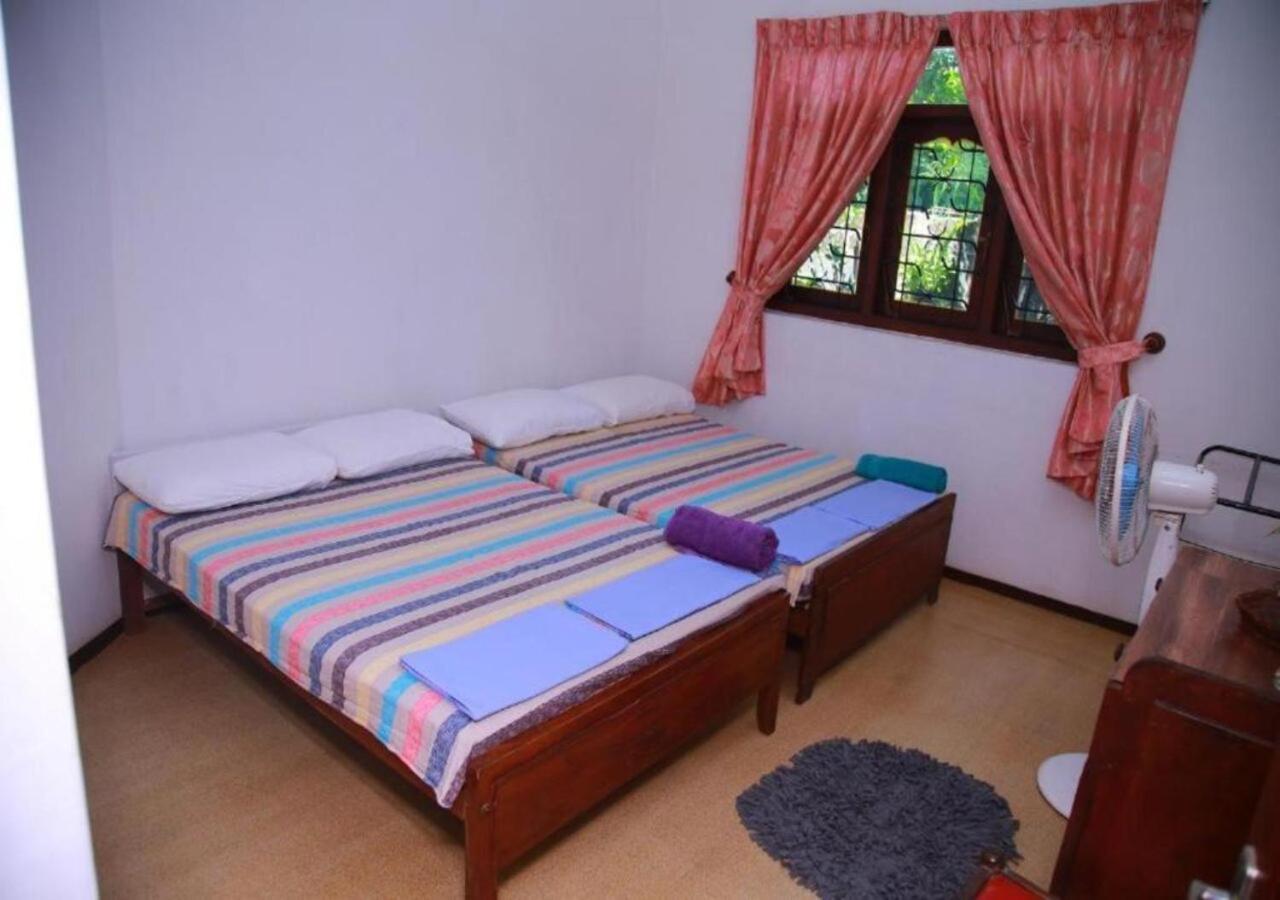 Appartement Weerakoon Guest à Hikkaduwa Extérieur photo