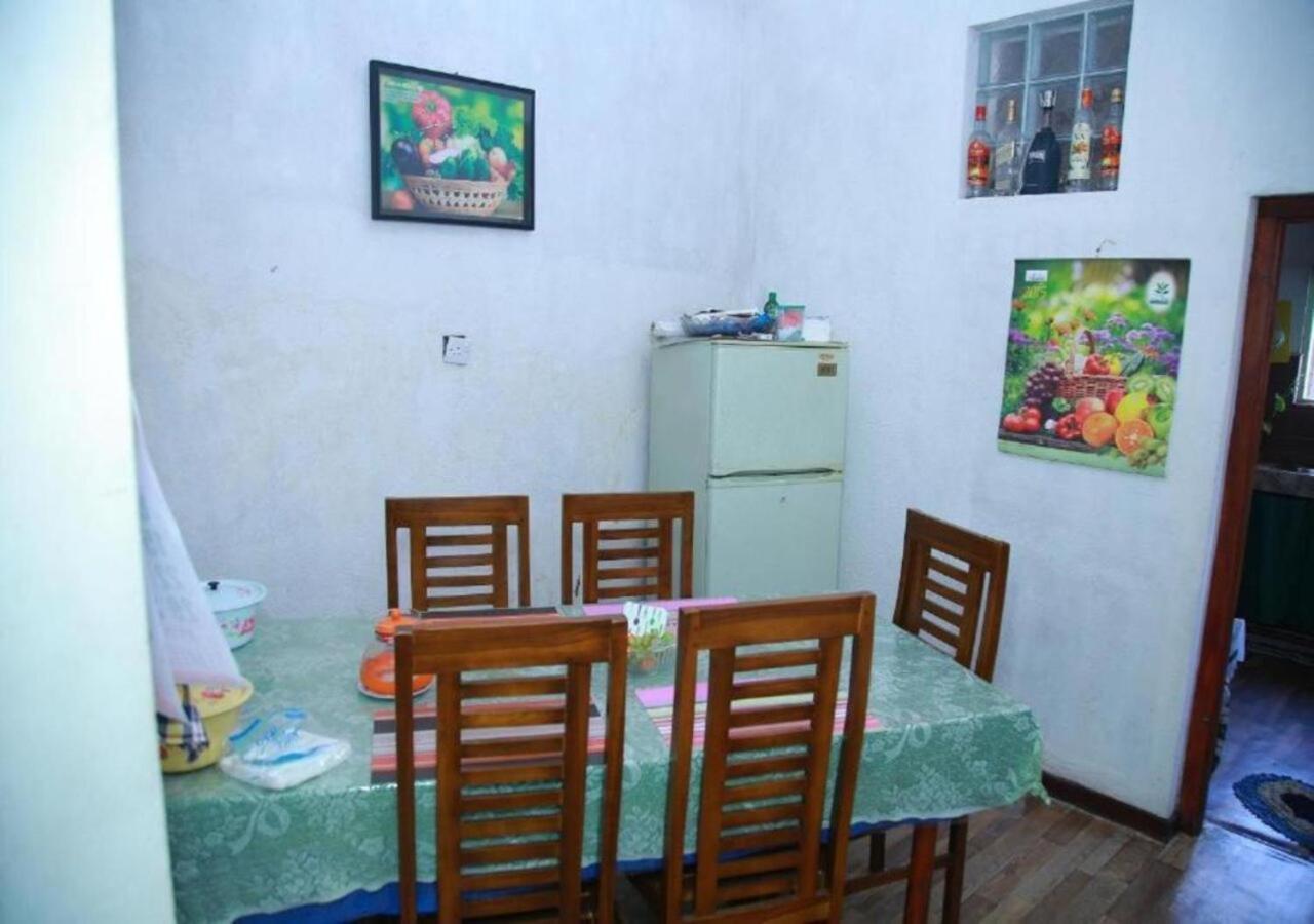 Appartement Weerakoon Guest à Hikkaduwa Extérieur photo